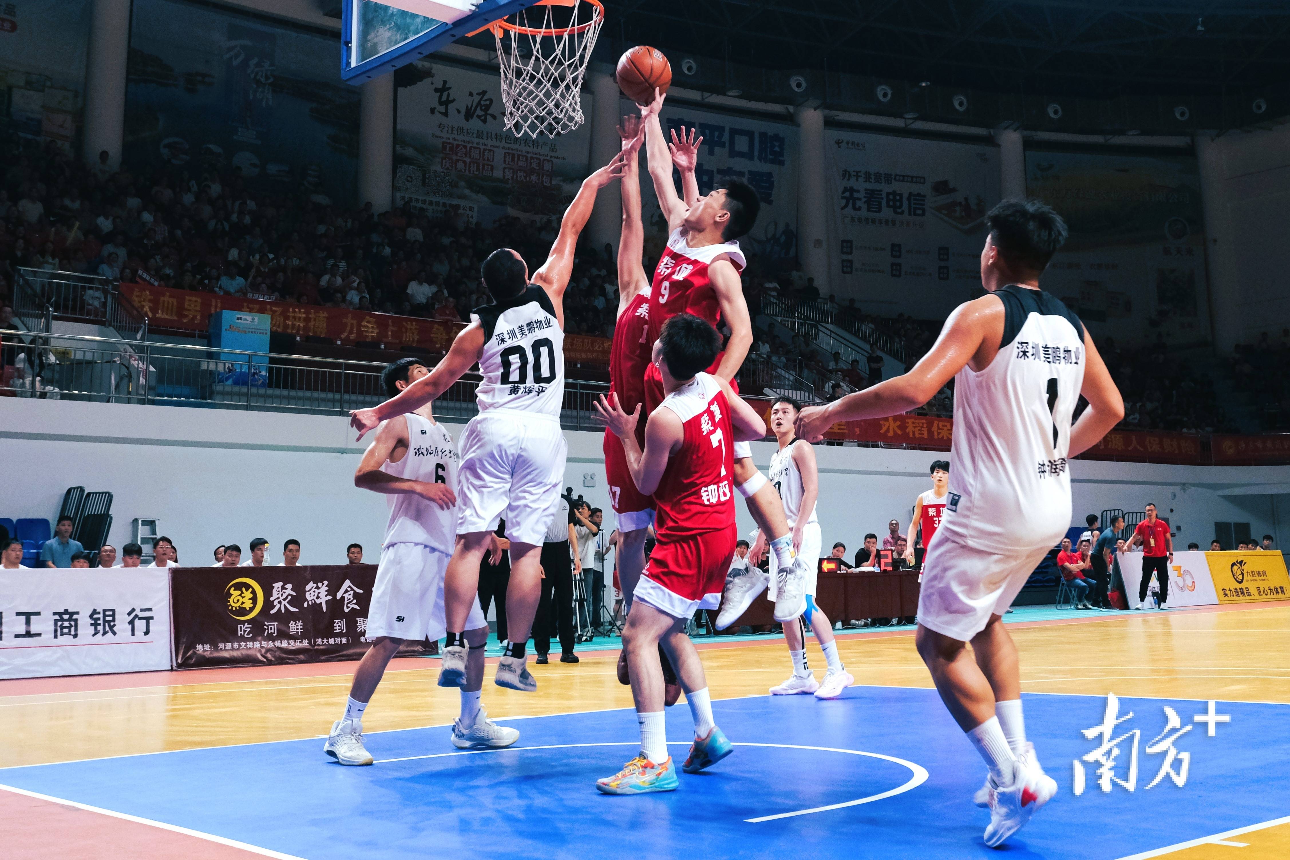 奇异果官网-全新篮球联赛的精彩瞬间震撼观众视频